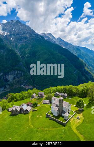 Blick aus der Vogelperspektive auf die kleine Bergstadt walser in Salecchio Inferiore im Frühling. Premia, Valle Antigorio, Verbano Cusio Ossola, Piedmont, Italien. Stockfoto