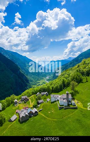 Blick aus der Vogelperspektive auf die kleine Bergstadt walser in Salecchio Inferiore im Frühling. Premia, Valle Antigorio, Verbano Cusio Ossola, Piedmont, Italien. Stockfoto