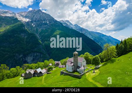 Blick aus der Vogelperspektive auf die kleine Bergstadt walser in Salecchio Inferiore im Frühling. Premia, Valle Antigorio, Verbano Cusio Ossola, Piedmont, Italien. Stockfoto