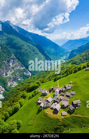 Der kleine Bergort walser Salecchio Superiore im Frühling aus der Vogelperspektive. Premia, Valle Antigorio, Verbano Cusio Ossola, Piedmont, Italien. Stockfoto