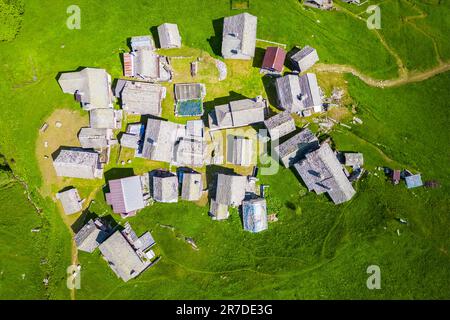 Blick aus der Vogelperspektive auf die kleine Bergstadt walser in Salecchio Superiore im Frühling. Premia, Valle Antigorio, Verbano Cusio Ossola, Piedmont, Italien. Stockfoto