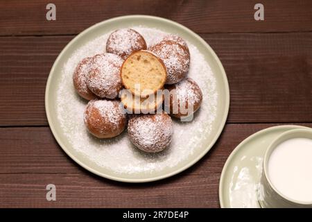 Legen Sie Die Zeppole Flach Auf, Schneiden Sie Paczki Mit Einer Tasse Milch Auf Den Teller. Fat Thursday Carnival Oder Tlusty Czwartek, Christliche Tradition. Süßer Köstlicher Donut Stockfoto