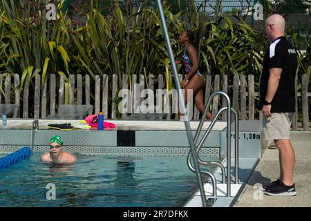 Rennes, Frankreich. 14. Juni 2023. Leon Marchand trainiert mit Bob Bowman während der französischen Nationalmeisterschaft 2023 zum Schwimmen am 14. Juni 2023 in Rennes, Frankreich. Foto: Aurore Marechal/ABACAPRESS.COM Kredit: Abaca Press/Alamy Live News Stockfoto