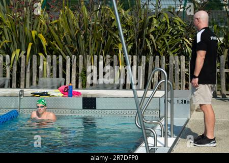 Rennes, Frankreich. 14. Juni 2023. Leon Marchand trainiert mit Bob Bowman während der französischen Nationalmeisterschaft 2023 zum Schwimmen am 14. Juni 2023 in Rennes, Frankreich. Foto: Aurore Marechal/ABACAPRESS.COM Kredit: Abaca Press/Alamy Live News Stockfoto