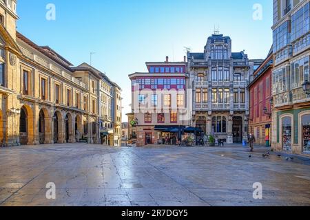 Oviedo, Spanien - 12. Februar 2023: Ein öffentlicher Platz umgeben von modernen Gebäuden der Stadt, der eine lebendige Skyline schafft. Die Szene zeigt urbane Lire Stockfoto