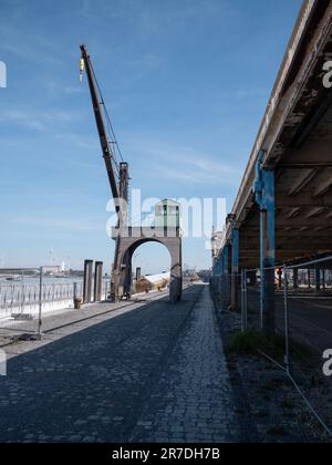 Quay der Stadt Antwerpen in Belgien mit einem großen Kran Stockfoto