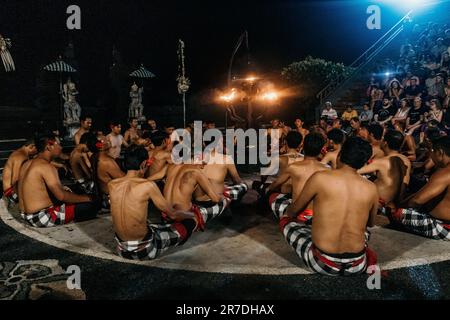 uluwatu, bali, indonesien - Juni 10. 2023 : Kecak-Tanzvorstellung im uluwatu-Tempel. Stockfoto