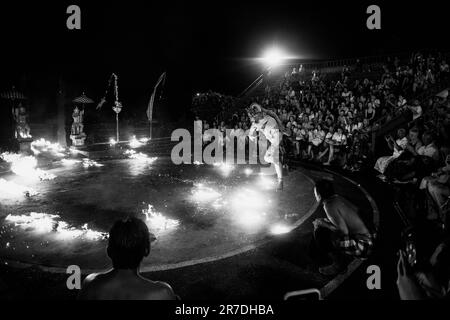 uluwatu, bali, indonesien - Juni 10. 2023 : Kecak-Tanzvorstellung im uluwatu-Tempel. Stockfoto