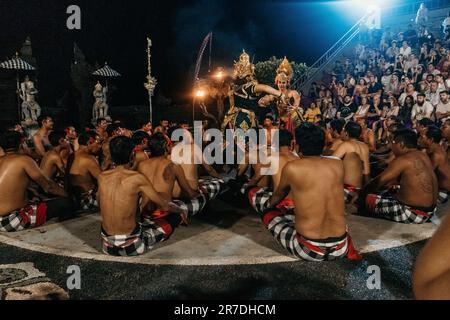 uluwatu, bali, indonesien - Juni 10. 2023 : Kecak-Tanzvorstellung im uluwatu-Tempel. Stockfoto