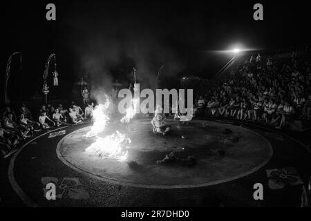 uluwatu, bali, indonesien - Juni 10. 2023 : Kecak-Tanzvorstellung im uluwatu-Tempel. Stockfoto