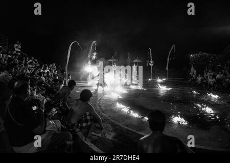 uluwatu, bali, indonesien - Juni 10. 2023 : Kecak-Tanzvorstellung im uluwatu-Tempel. Stockfoto