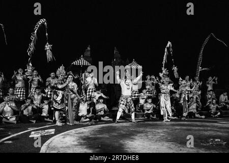 uluwatu, bali, indonesien - Juni 10. 2023 : Kecak-Tanzvorstellung im uluwatu-Tempel. Stockfoto