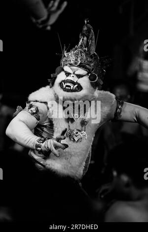 uluwatu, bali, indonesien - Juni 10. 2023 : Kecak-Tanzvorstellung im uluwatu-Tempel. Stockfoto