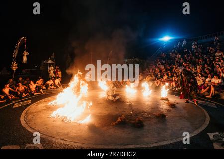 uluwatu, bali, indonesien - Juni 10. 2023 : Kecak-Tanzvorstellung im uluwatu-Tempel. Stockfoto