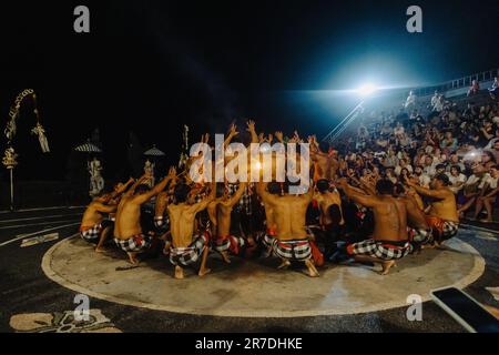 uluwatu, bali, indonesien - Juni 10. 2023 : Kecak-Tanzvorstellung im uluwatu-Tempel. Stockfoto