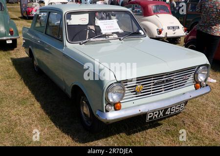 Dreiviertel Vorderansicht eines grünen, 1964, Vauxhall Viva HA, ausgestellt auf der 2023 Deal Classic Car Show Stockfoto