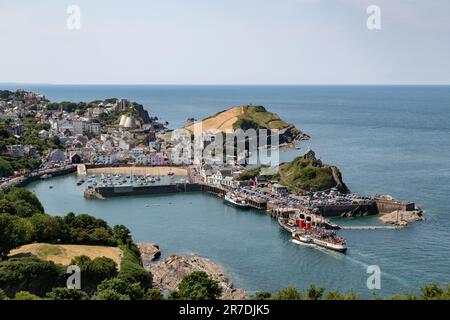 PS Waverley kommt am Ilfracombe Pier von Clevedon an. PS Waverley wurde 1946 erbaut und ist der letzte Paddeldampfer für Passagiere, die auf See unterwegs sind Stockfoto