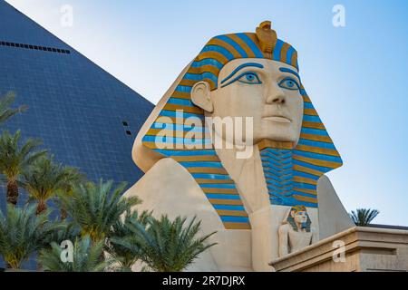 Las Vegas, Nevada - 2017. April: Luxor Casino Hotel in Las Vegas. Luxor ist das zweitgrößte Hotel in Las Vegas. Einschienenbahn über Luxor Hotel. Blick auf die Pyramide mit Sphinx des Luxor Hotels. Stockfoto