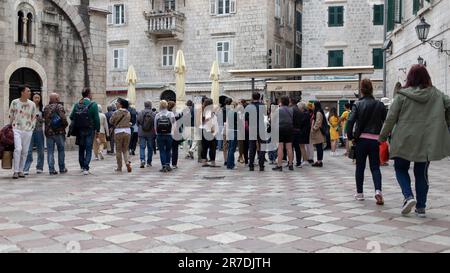 Kotor, Montenegro, 13. April 2023: Touristen am Platz St. Luke (Luka) in der Altstadt Stockfoto