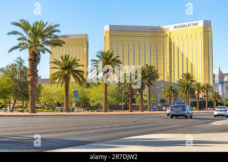 Las Vegas, Nevada - 2017. April: Mandalay Bay. Das Mandalay Bay ist das erste Hotel am Hauptboulevard der Stadt. Die goldene Fassade der Mandalay Bay funkelt in den Sonnenstrahlen. Stockfoto