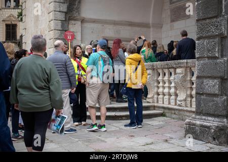 Kotor, Montenegro, 13. April 2023: Eine große Gruppe von Touristen, Reisende des WIKINGER KREUZFAHRTSCHIFFS, Besuch der Kathedrale von Saint Tryphon Stockfoto