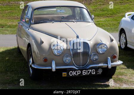Dreiviertel Vorderansicht eines Gold, 1968, Daimler V8, 250, auf der 2023 Deal Classic Car Show Stockfoto