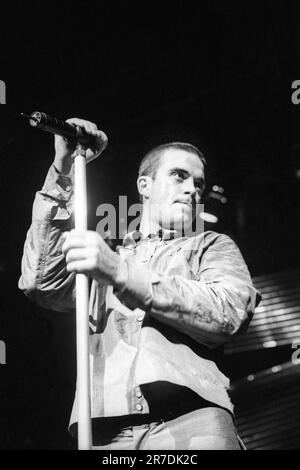 ROBBIE WILLIAMS, SÄNGER, ERSTE TOUR, 1997: Robbie Williams spielte live mit seinem Debütalbum auf seiner ersten Solo-Tour im Newport Centre in Wales, Großbritannien am 4. Oktober 1997. Foto: Rob Watkins Stockfoto