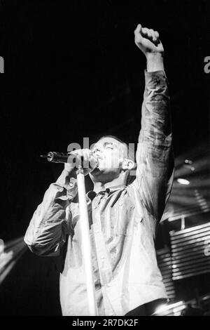 ROBBIE WILLIAMS, SÄNGER, ERSTE TOUR, 1997: Robbie Williams spielte live mit seinem Debütalbum auf seiner ersten Solo-Tour im Newport Centre in Wales, Großbritannien am 4. Oktober 1997. Foto: Rob Watkins Stockfoto