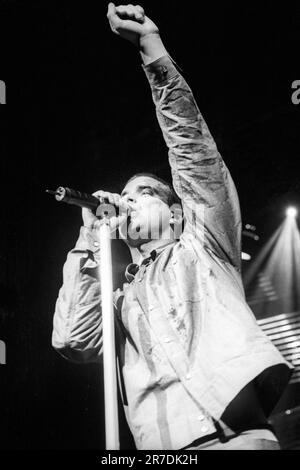ROBBIE WILLIAMS, SÄNGER, ERSTE TOUR, 1997: Robbie Williams spielte live mit seinem Debütalbum auf seiner ersten Solo-Tour im Newport Centre in Wales, Großbritannien am 4. Oktober 1997. Foto: Rob Watkins Stockfoto