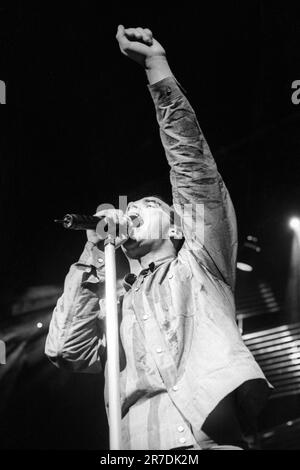 ROBBIE WILLIAMS, SÄNGER, ERSTE TOUR, 1997: Robbie Williams spielte live mit seinem Debütalbum auf seiner ersten Solo-Tour im Newport Centre in Wales, Großbritannien am 4. Oktober 1997. Foto: Rob Watkins Stockfoto