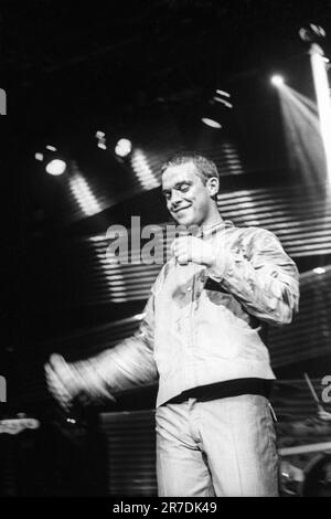 ROBBIE WILLIAMS, SÄNGER, ERSTE TOUR, 1997: Robbie Williams spielte live mit seinem Debütalbum auf seiner ersten Solo-Tour im Newport Centre in Wales, Großbritannien am 4. Oktober 1997. Foto: Rob Watkins Stockfoto