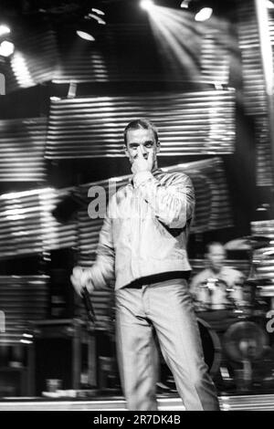 ROBBIE WILLIAMS, SÄNGER, ERSTE TOUR, 1997: Robbie Williams spielte live mit seinem Debütalbum auf seiner ersten Solo-Tour im Newport Centre in Wales, Großbritannien am 4. Oktober 1997. Foto: Rob Watkins Stockfoto