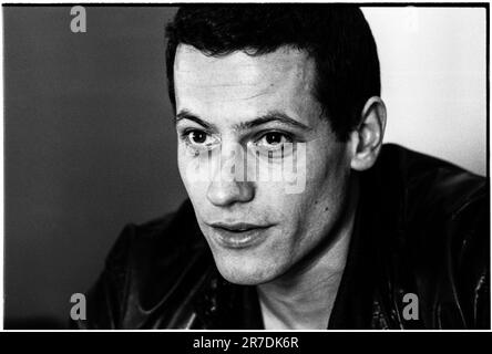 IOAN GRUFFUDD, SCHAUSPIELER, 2001: Walisischer Schauspieler Ioan Gruffudd im St David's Hotel in Cardiff im Mai 2001. Er hat einen rasierten Kopf für seine Rolle in Black Hawk Down. Foto: Rob Watkins Stockfoto