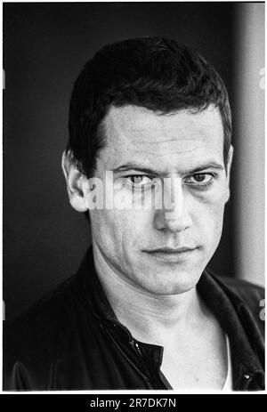 IOAN GRUFFUDD, SCHAUSPIELER, 2001: Walisischer Schauspieler Ioan Gruffudd im St David's Hotel in Cardiff im Mai 2001. Er hat einen rasierten Kopf für seine Rolle in Black Hawk Down. Foto: Rob Watkins Stockfoto