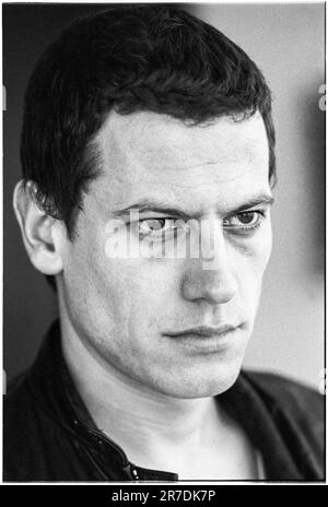 IOAN GRUFFUDD, SCHAUSPIELER, 2001: Walisischer Schauspieler Ioan Gruffudd im St David's Hotel in Cardiff im Mai 2001. Er hat einen rasierten Kopf für seine Rolle in Black Hawk Down. Foto: Rob Watkins Stockfoto