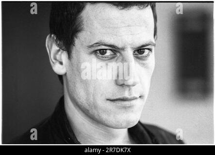 IOAN GRUFFUDD, SCHAUSPIELER, 2001: Walisischer Schauspieler Ioan Gruffudd im St David's Hotel in Cardiff im Mai 2001. Er hat einen rasierten Kopf für seine Rolle in Black Hawk Down. Foto: Rob Watkins Stockfoto