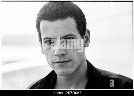 IOAN GRUFFUDD, SCHAUSPIELER, 2001: Walisischer Schauspieler Ioan Gruffudd im St David's Hotel in Cardiff im Mai 2001. Er hat einen rasierten Kopf für seine Rolle in Black Hawk Down. Foto: Rob Watkins Stockfoto