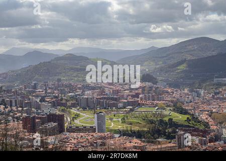 Panoramablick auf Bilbao vom Aussichtspunkt Artxanda, Stadtbild mit Bergen und Hügeln im Hintergrund Stockfoto