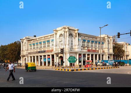 Neu-Delhi, Indien - 13. November 2011: Connaught Place ist eines der größten Finanz-, Handels- und Geschäftszentren in Neu-Delhi. Stockfoto