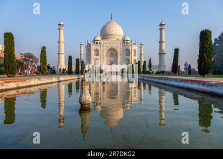 Agra, Indien - 15. November 2011: Besucher besuchen das Taj Mahal in Indien mit Reflexion im Teich. Stockfoto