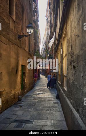 BARCELONA - JUNI. 13, 2023: Alte Straße in Barcelona mit Menschen Stockfoto