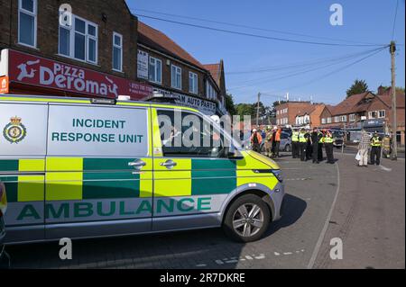 Lea Village Road, Birmingham 15. Juni 2023 - Fifty Firefighters sind am Schauplatz eines schweren Flachfeuers über der Desi Flame im Kitts Green-Gebiet von Birmingham. Das Inferno riss ein großes Loch im Dach und verursachte einen großen Schaden. Die Feuerwehrleute wurden um 3,56am Uhr in eine brennende Wohnung gerufen, von der West Midlands Polizei zur Lea Village Road. Mehrere Straßen wurden gesperrt und die Bewohner evakuiert, nachdem die Feuerwehr feststellte, dass der Brand in der Nähe mehrerer Gasleitungen lag, was eine Explosionsgefahr darstellte. Ein Sprecher der Feuerwehr von Staffordshire und West Midlands sagte: "Wir wurden ursprünglich von der Polizei zu einer Wohnung gerufen Stockfoto