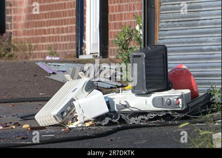 Lea Village Road, Birmingham 15. Juni 2023 - Fifty Firefighters sind am Schauplatz eines schweren Flachfeuers über der Desi Flame im Kitts Green-Gebiet von Birmingham. Das Inferno riss ein großes Loch im Dach und verursachte einen großen Schaden. Die Feuerwehrleute wurden um 3,56am Uhr in eine brennende Wohnung gerufen, von der West Midlands Polizei zur Lea Village Road. Mehrere Straßen wurden gesperrt und die Bewohner evakuiert, nachdem die Feuerwehr feststellte, dass der Brand in der Nähe mehrerer Gasleitungen lag, was eine Explosionsgefahr darstellte. Ein Sprecher der Feuerwehr von Staffordshire und West Midlands sagte: "Wir wurden ursprünglich von der Polizei zu einer Wohnung gerufen Stockfoto