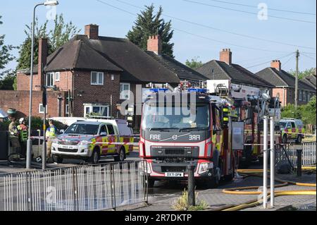 Lea Village Road, Birmingham 15. Juni 2023 - Fifty Firefighters sind am Schauplatz eines schweren Flachfeuers über der Desi Flame im Kitts Green-Gebiet von Birmingham. Das Inferno riss ein großes Loch im Dach und verursachte einen großen Schaden. Die Feuerwehrleute wurden um 3,56am Uhr in eine brennende Wohnung gerufen, von der West Midlands Polizei zur Lea Village Road. Mehrere Straßen wurden gesperrt und die Bewohner evakuiert, nachdem die Feuerwehr feststellte, dass der Brand in der Nähe mehrerer Gasleitungen lag, was eine Explosionsgefahr darstellte. Ein Sprecher der Feuerwehr von Staffordshire und West Midlands sagte: "Wir wurden ursprünglich von der Polizei zu einer Wohnung gerufen Stockfoto