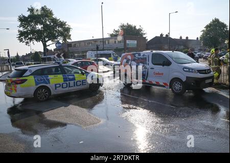 Lea Village Road, Birmingham 15. Juni 2023 - Fifty Firefighters sind am Schauplatz eines schweren Flachfeuers über der Desi Flame im Kitts Green-Gebiet von Birmingham. Das Inferno riss ein großes Loch im Dach und verursachte einen großen Schaden. Die Feuerwehrleute wurden um 3,56am Uhr in eine brennende Wohnung gerufen, von der West Midlands Polizei zur Lea Village Road. Mehrere Straßen wurden gesperrt und die Bewohner evakuiert, nachdem die Feuerwehr feststellte, dass der Brand in der Nähe mehrerer Gasleitungen lag, was eine Explosionsgefahr darstellte. Ein Sprecher der Feuerwehr von Staffordshire und West Midlands sagte: "Wir wurden ursprünglich von der Polizei zu einer Wohnung gerufen Stockfoto