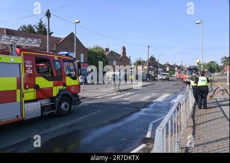 Lea Village Road, Birmingham 15. Juni 2023 - Fifty Firefighters sind am Schauplatz eines schweren Flachfeuers über der Desi Flame im Kitts Green-Gebiet von Birmingham. Das Inferno riss ein großes Loch im Dach und verursachte einen großen Schaden. Die Feuerwehrleute wurden um 3,56am Uhr in eine brennende Wohnung gerufen, von der West Midlands Polizei zur Lea Village Road. Mehrere Straßen wurden gesperrt und die Bewohner evakuiert, nachdem die Feuerwehr feststellte, dass der Brand in der Nähe mehrerer Gasleitungen lag, was eine Explosionsgefahr darstellte. Ein Sprecher der Feuerwehr von Staffordshire und West Midlands sagte: "Wir wurden ursprünglich von der Polizei zu einer Wohnung gerufen Stockfoto