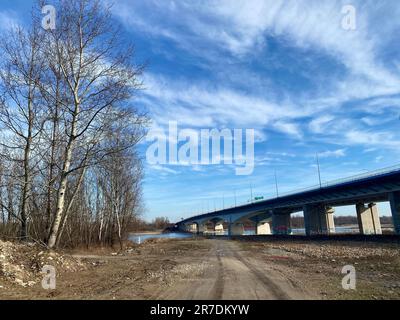 Dieses Stockfoto zeigt eine malerische Brücke in Warschau, Polen Stockfoto