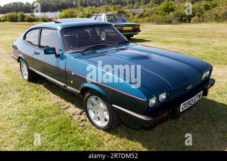 Dreiviertel Vorderansicht eines dunkelgrünen 1987 Ford Capri 280, ausgestellt auf der Deal Classic Car Show 2023 Stockfoto