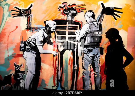 „Basquiat being stop and searched“ (London 2017) auf der neuen Show von Street Banksy „Cut & Run“ öffnet diesen Sonntag in Glasgow's Goma und enthüllt zum ersten Mal die Schablonen, mit denen viele der berühmtesten Werke des Künstlers geschaffen wurden. Die Show umfasst authentische Artefakte, Ephemera und die eigentliche Toilette des Künstlers. Sie läuft drei Monate und ist am Wochenende die ganze Nacht geöffnet. Foto: Donnerstag, 15. Juni 2023. Stockfoto