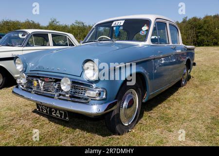 Dreiviertel Vorderansicht eines Blue, 1960, Hillman Minx, ausgestellt auf der 2023 Deal Classic Car Show Stockfoto